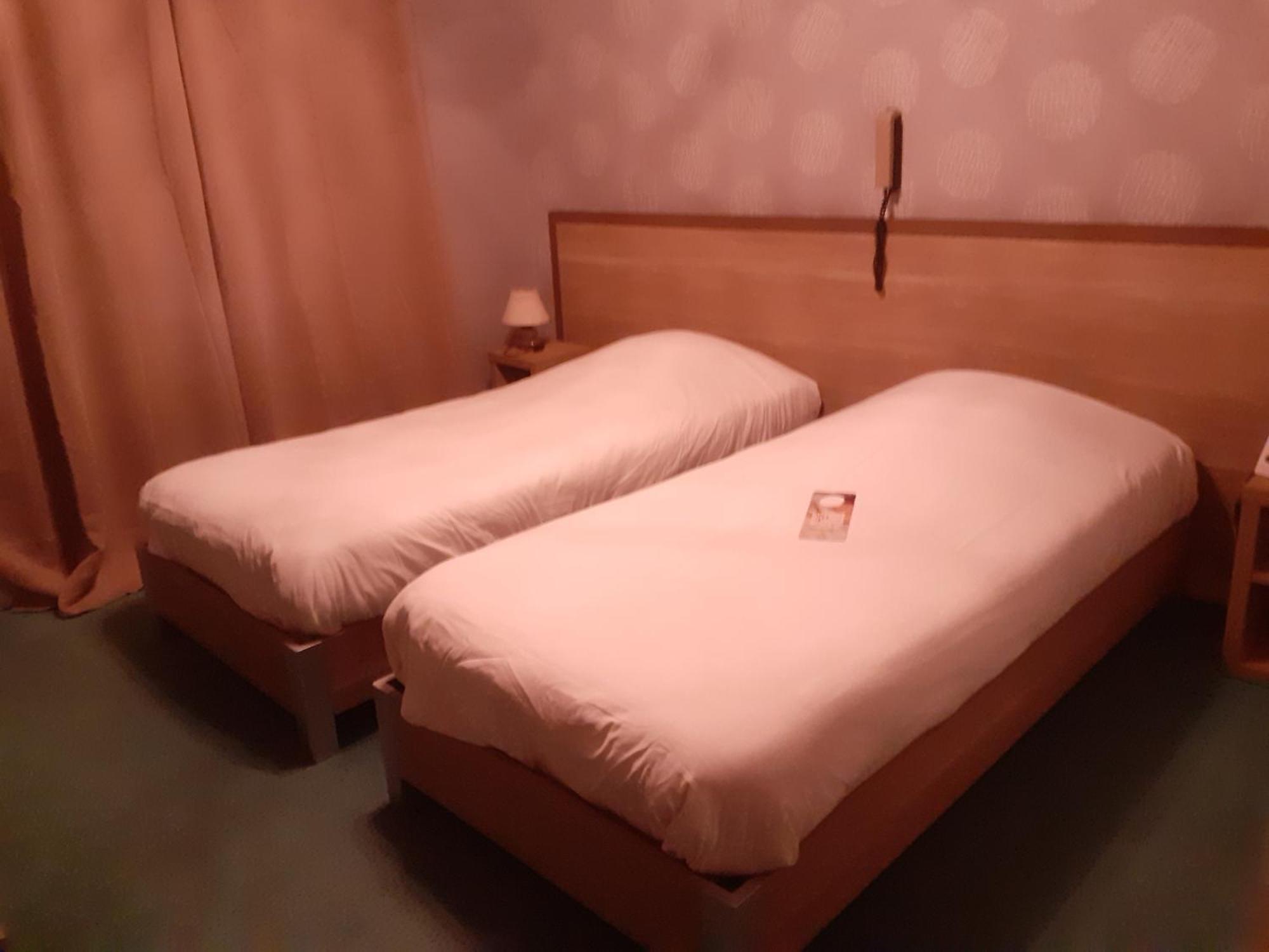 Hotel Auberge De La Bonde Logis 랑제 외부 사진