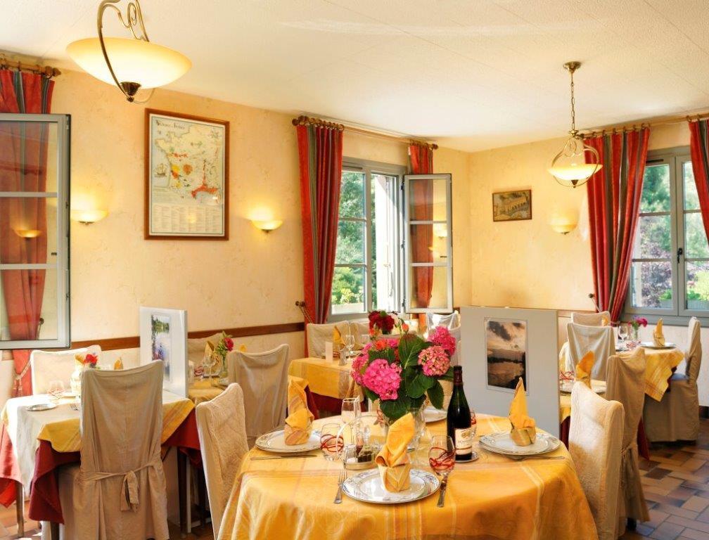 Hotel Auberge De La Bonde Logis 랑제 외부 사진